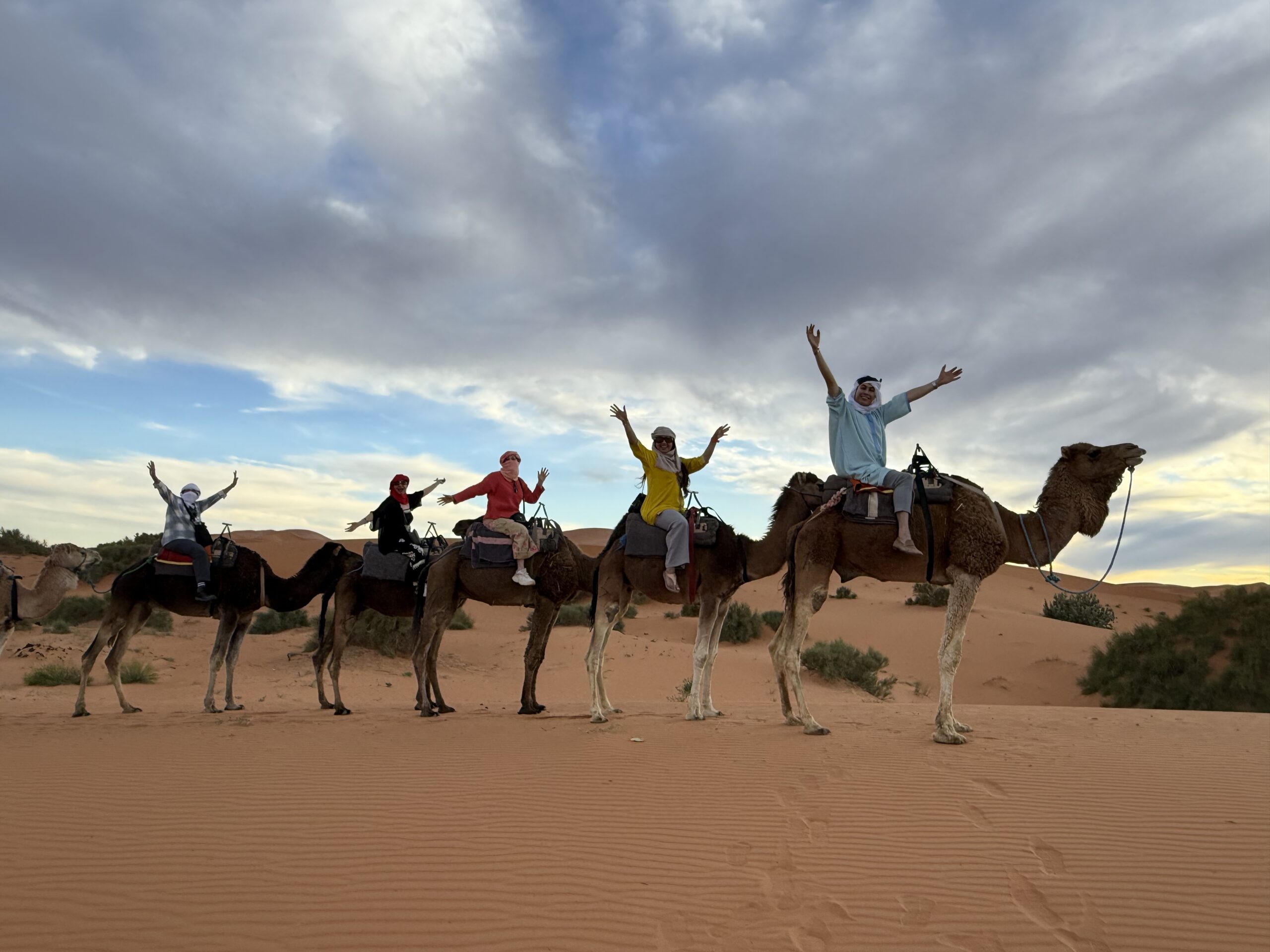 grupo-camellos-atardecer-desierto-merzouga-marruecos2-2025