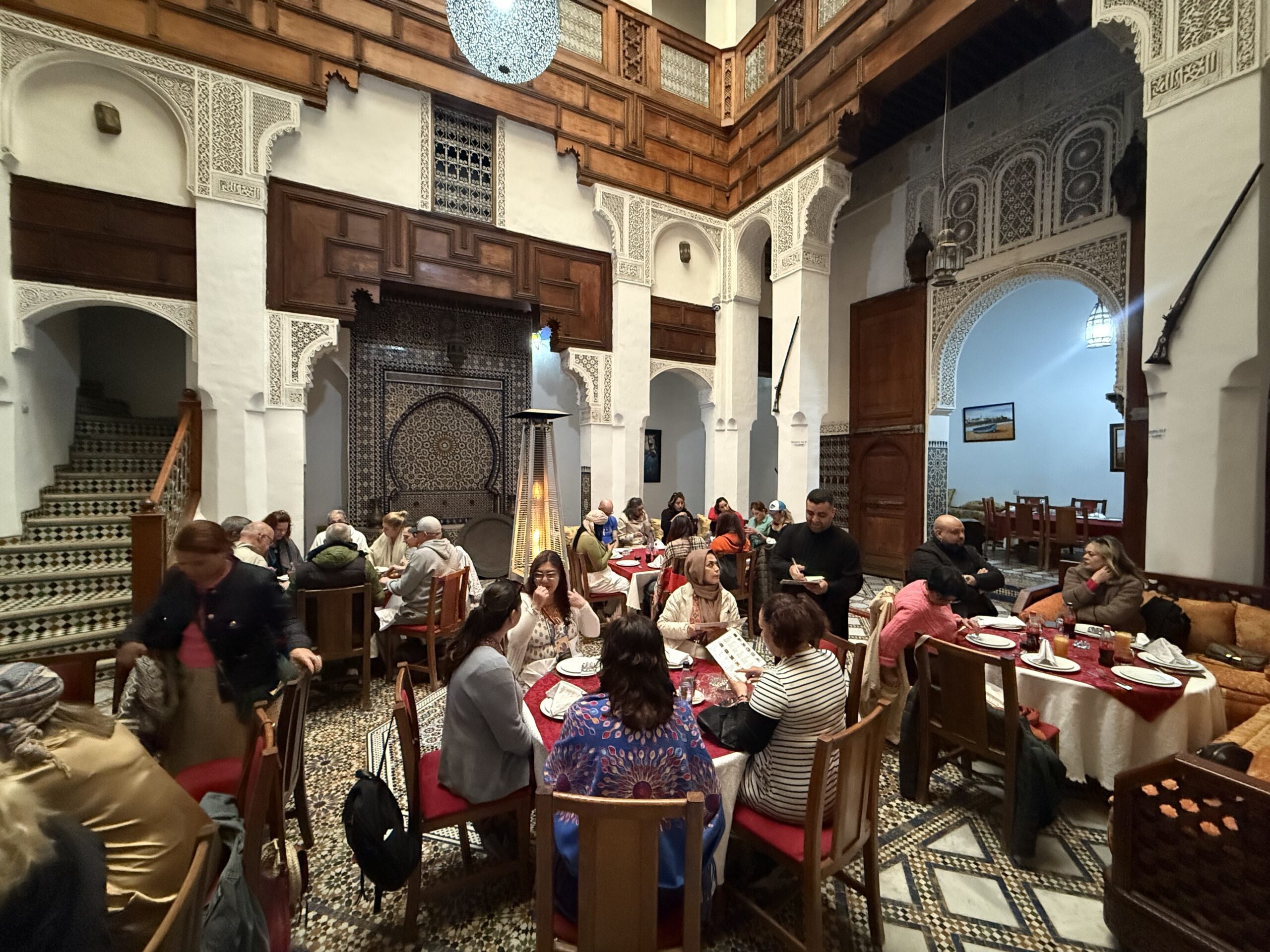 grupo-comida-tradicional-fez-marruecos-2025