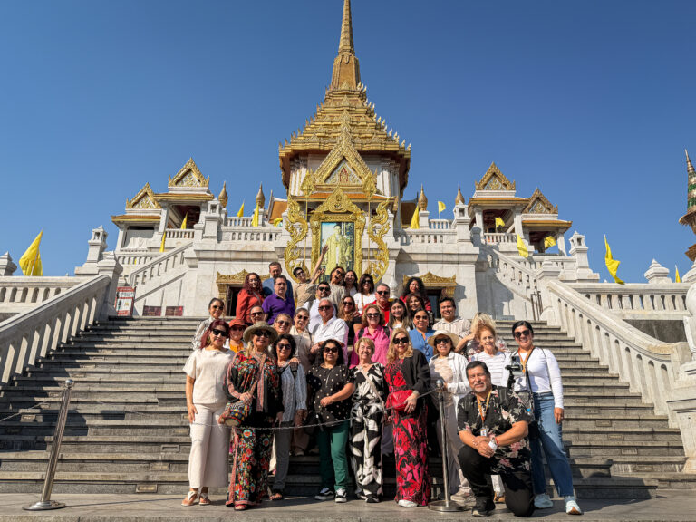 Grupo de viajeros frente al Templo del Buda de Oro en Bangkok durante el tour con Yasmany