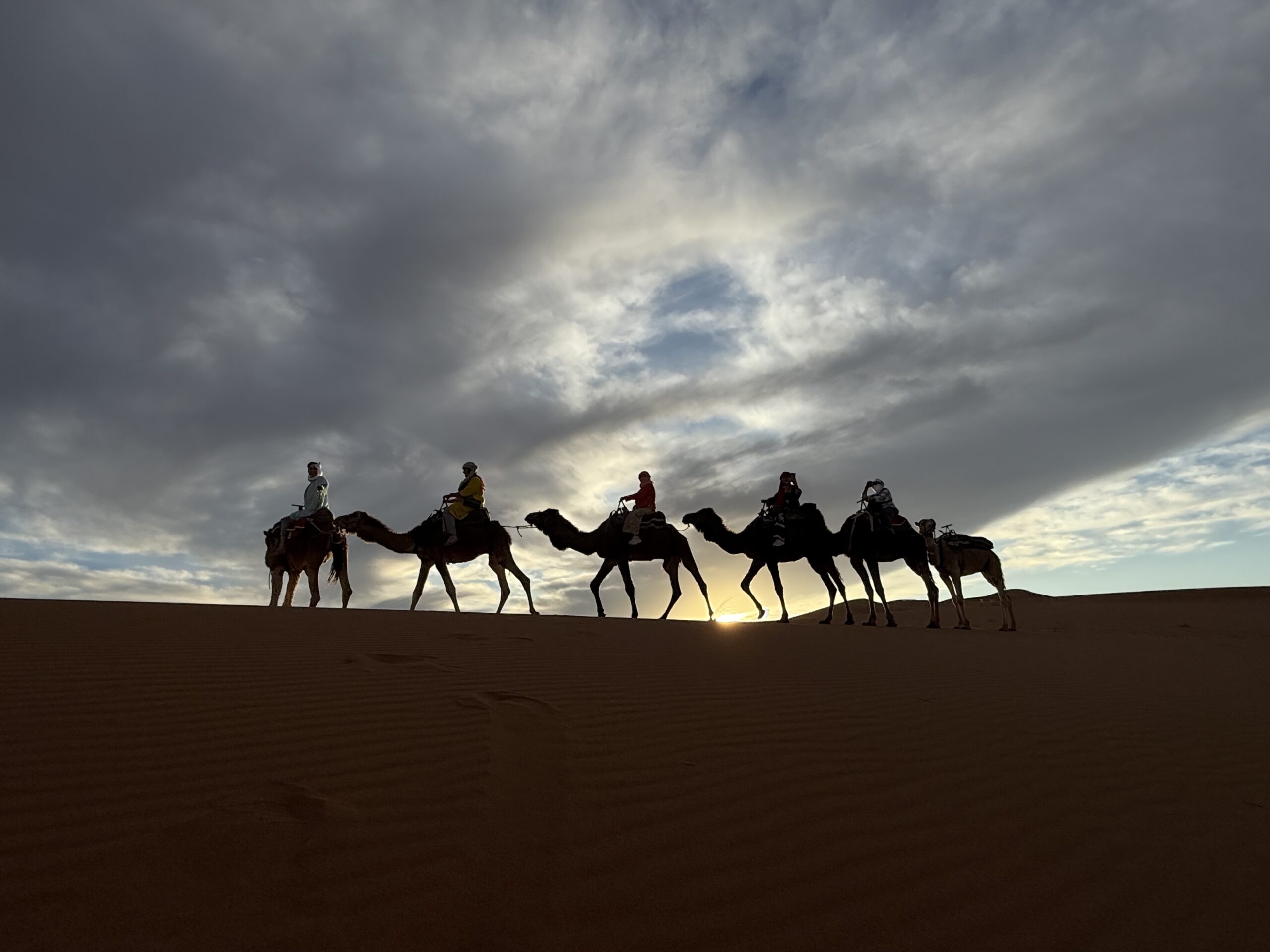 paseo-camello-atardecer-desierto-merzouga-marruecos-2025