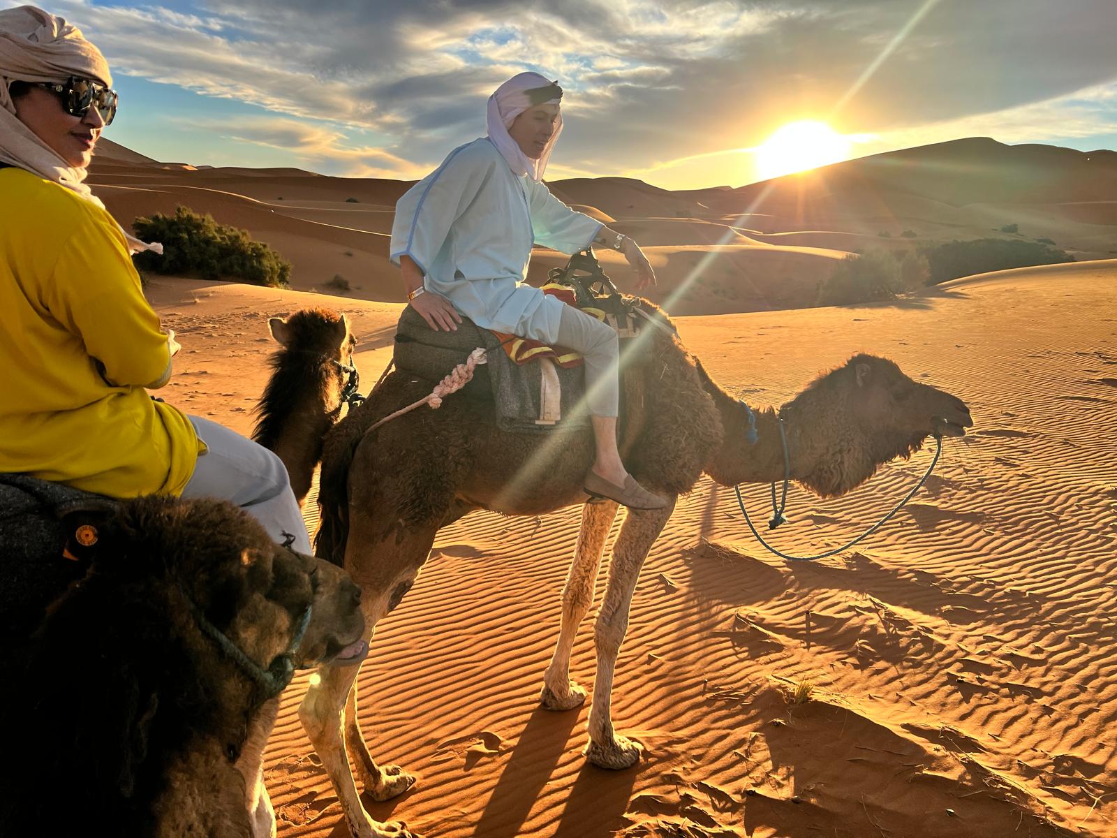 yasmany-montando-camello-desierto-merzouga-marruecos-2025