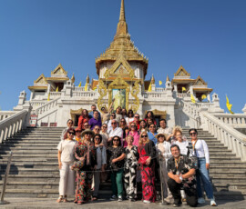 Nuestro grupo explorando el majestuoso Templo del Buda de Oro en Bangkok. ¡Una experiencia inolvidable en Tailandia con Yasmany! Grupo de viajeros frente al Templo del Buda de Oro en Bangkok durante el tour con Yasmany