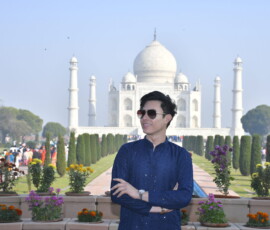 Yasmany frente al Taj Mahal en Agra, India